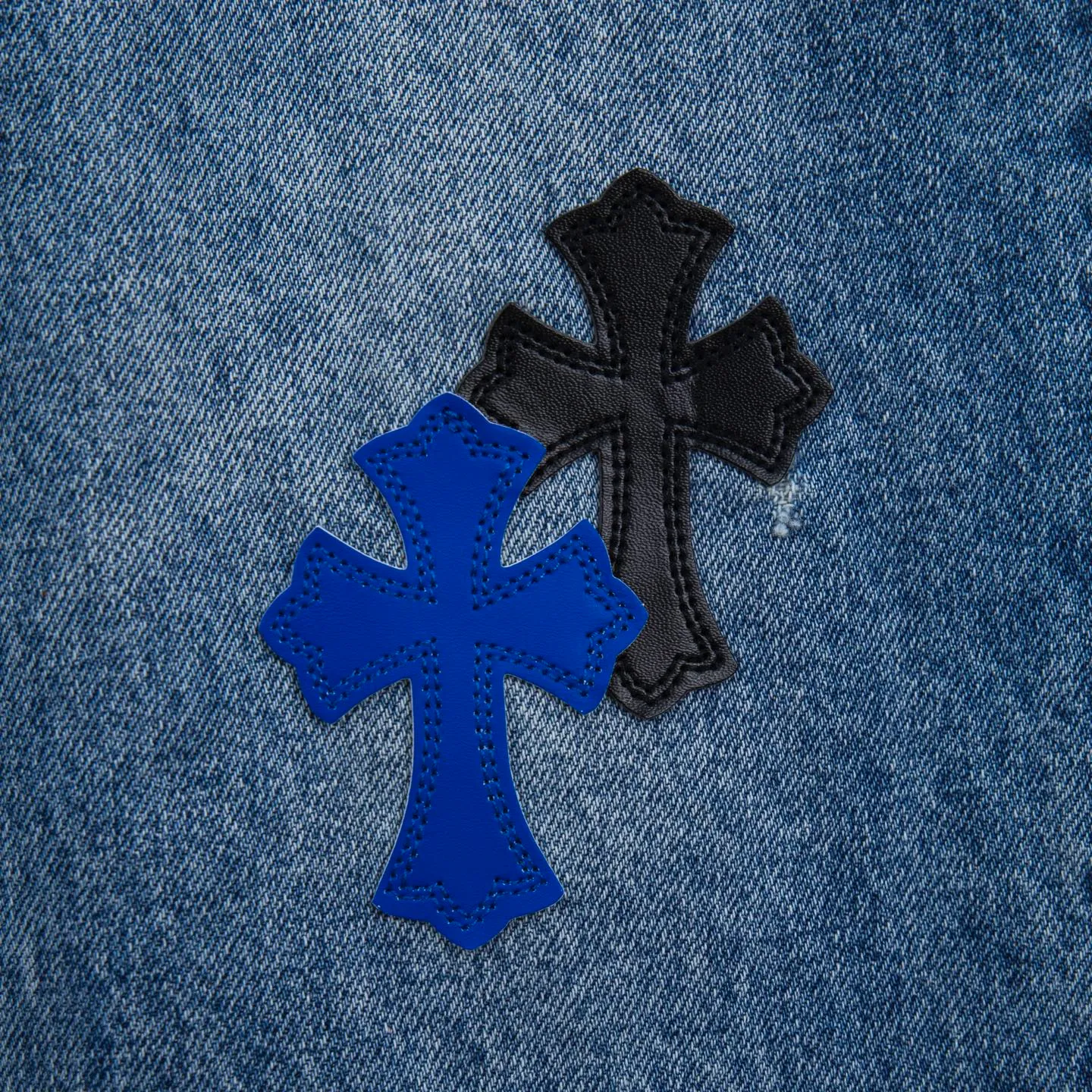 P260 Chrome Hearts Blue Pants Black White Blue Multi-Leather Jeans Top Version Chrome Hearts Jeans with Leather Jeans It is well known that chromehearts jeans use vintage Levis jeans as the base plate for creation. They usually add their own unique silver buckles and silver ornaments, plus leather embellishments. This is what doubles the value of these vintage jeans, because the base plate is Vintage jeans, jeans themselves have become very soft and comfortable after years of baptism, which can be distinguished from ordinary jeans. Regarding the size, you should also refer to the pants data. Style number: 1735# Size: 28 30 32 34 36